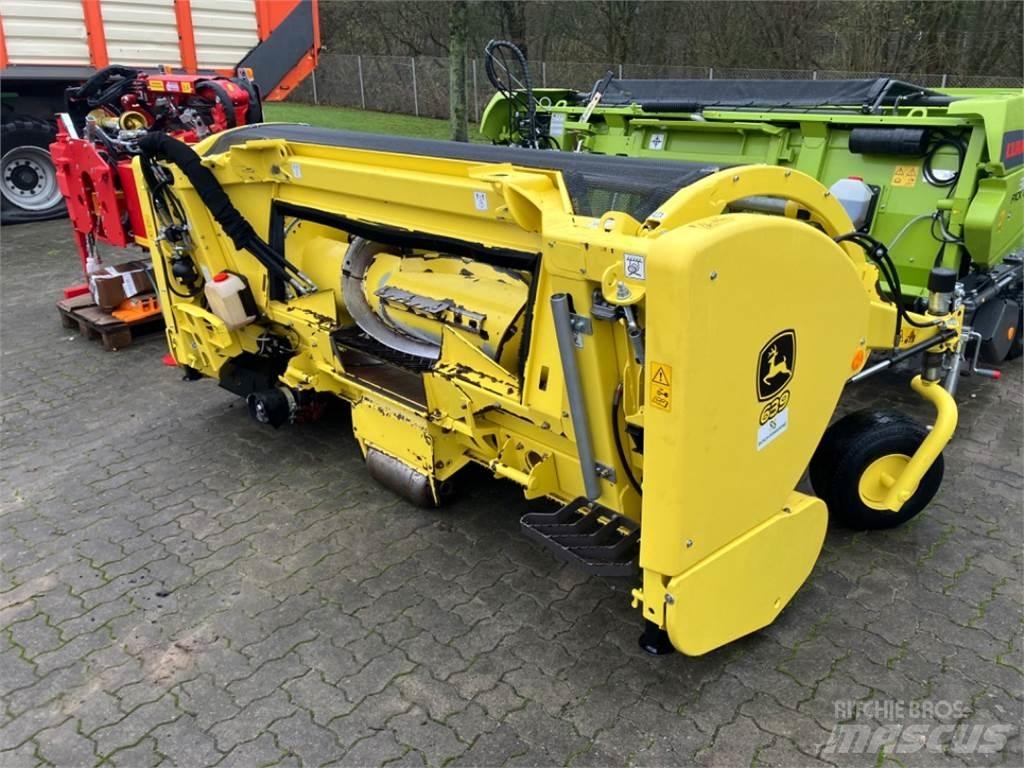 John Deere 8300i حصادات الأعلاف