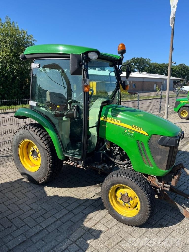 John Deere 3320 جرارات مدمجة