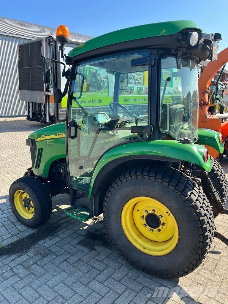 John Deere 3320 جرارات مدمجة