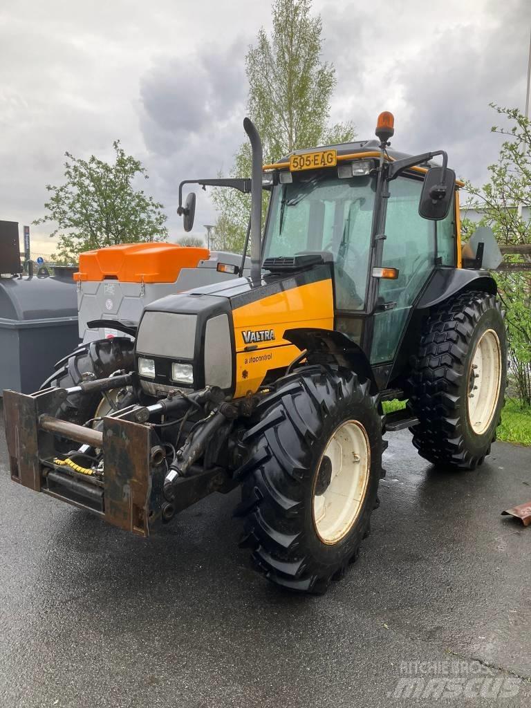 Valtra A85 الجرارات
