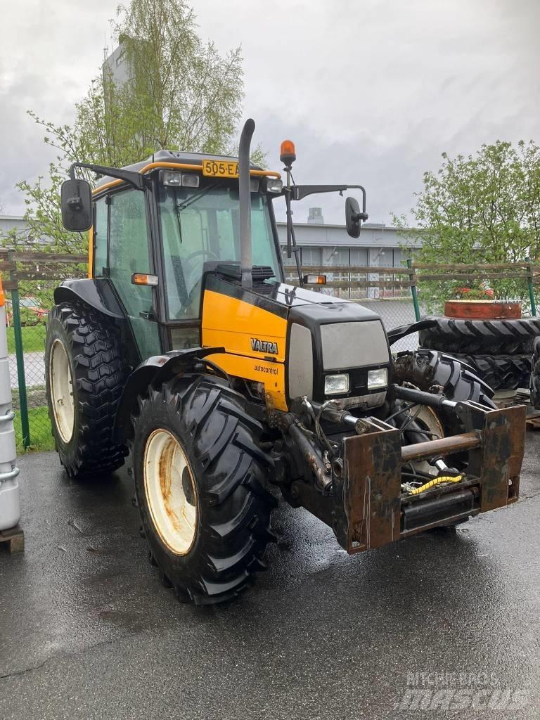 Valtra A85 الجرارات