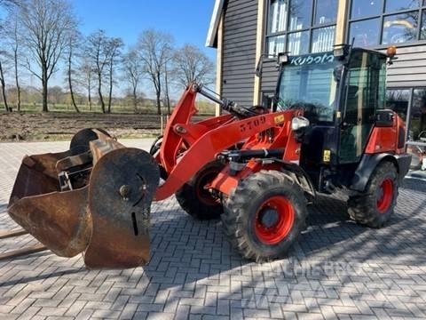 Kubota R 082 لوادر بعجل