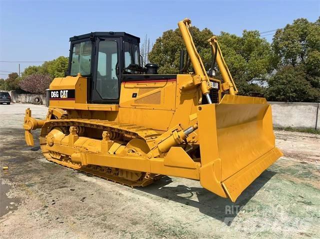 CAT D 6 G بلدوزرات مجنزرة