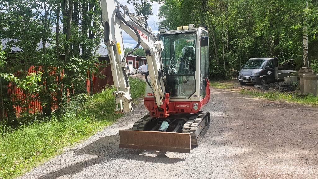 Takeuchi TB230 حفارات صغيرة أقل من 7 طن (حفارات صغيرة)