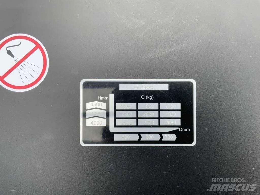 EP EFL 252 XS شاحنات ذات رافعات شوكية تعمل بالكهرباء