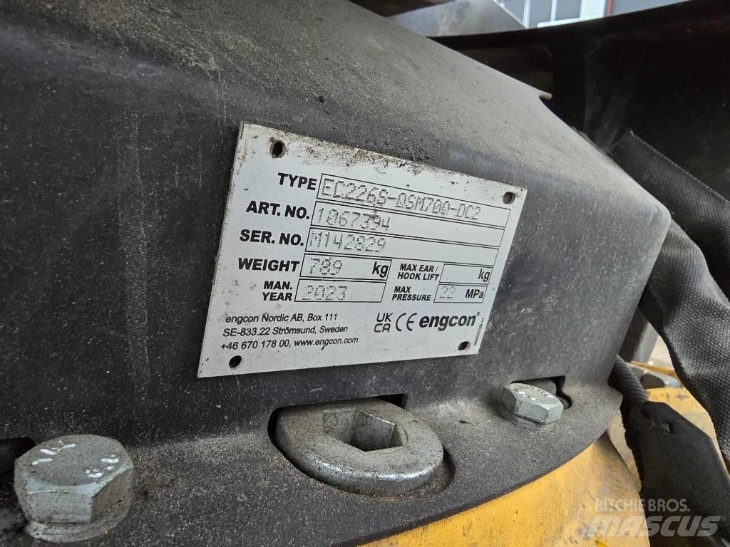 Komatsu PC 228 US-11 حفارات زحافة