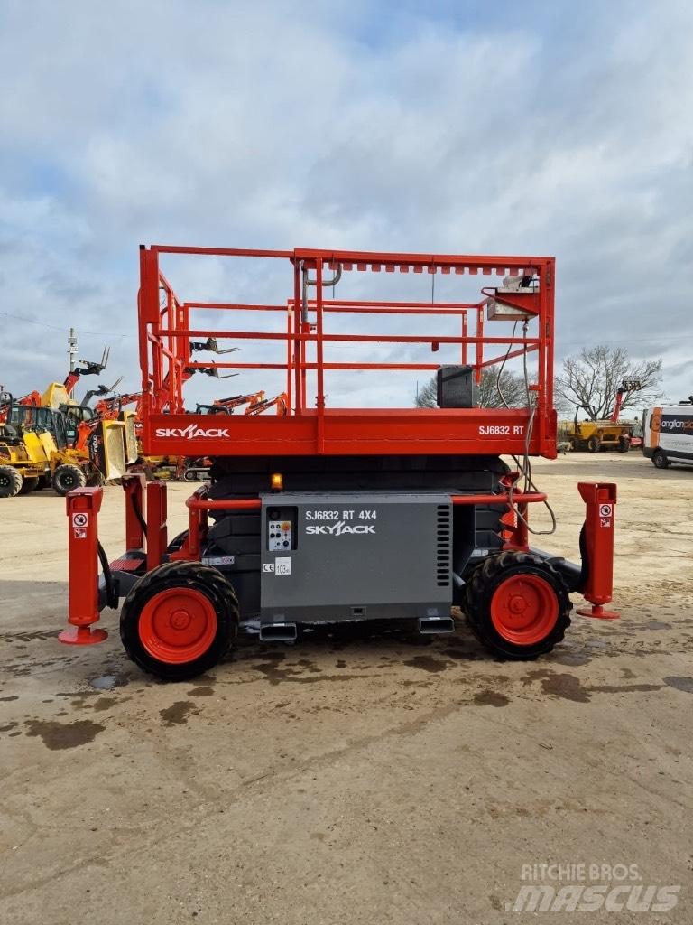 SkyJack SJ 6832 RT رافعات مقصية الشكل