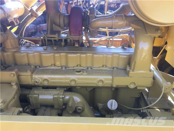 CAT D 6 D بلدوزرات مجنزرة
