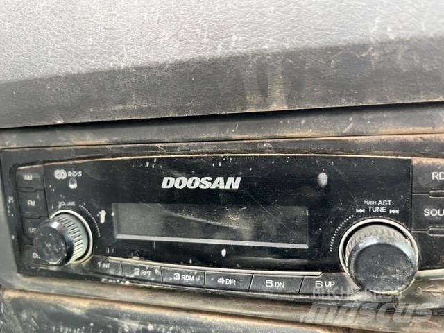 Doosan DX 140 LC حفارات زحافة