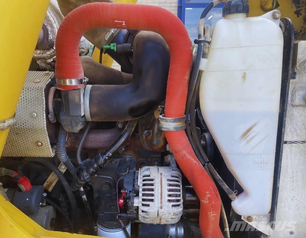 Komatsu WB 93 R-5 لوادر ذات جرافات عكسية