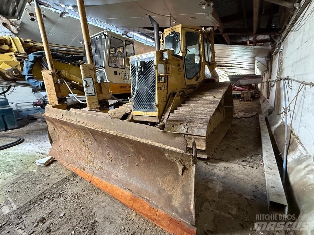 CAT D 4 بلدوزرات مجنزرة