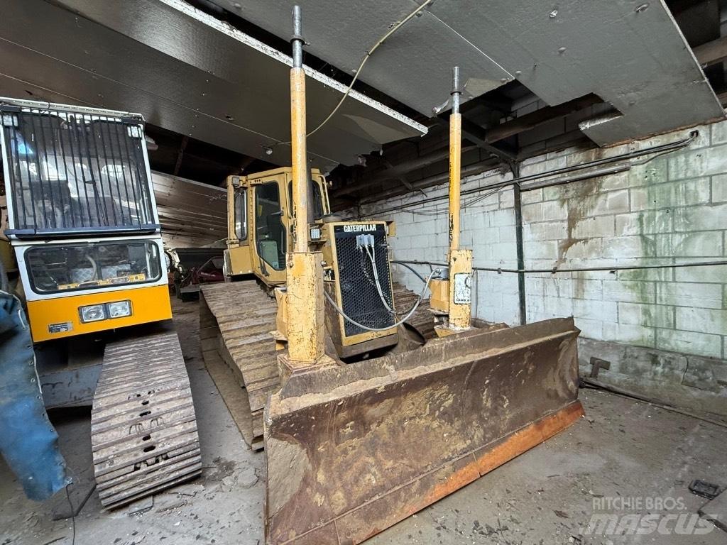 CAT D 4 بلدوزرات مجنزرة