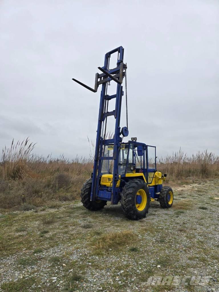 JCB 926 شاحنات الطرق الوعرة