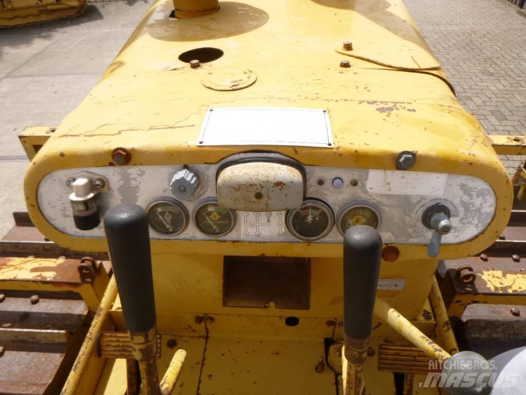 CAT D 4 D بلدوزرات مجنزرة