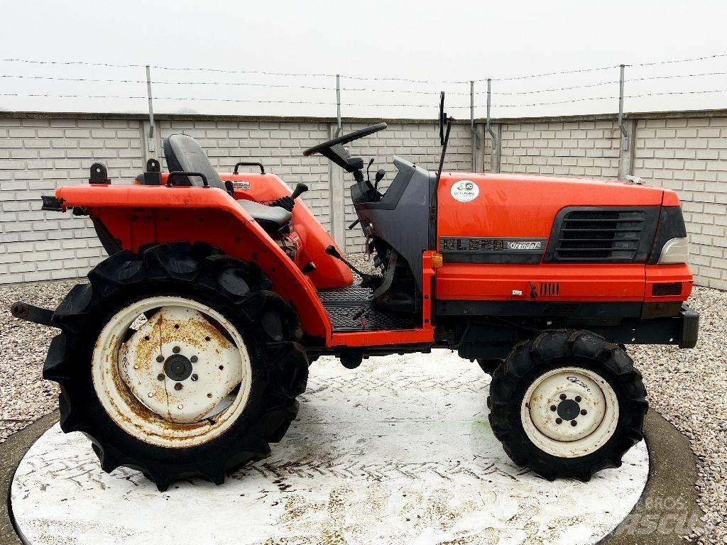 Kubota GL220 الجرارات