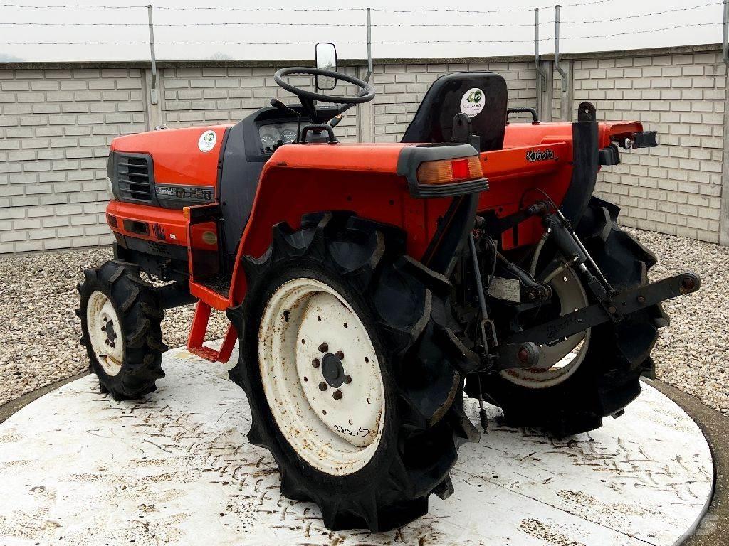 Kubota GL220 الجرارات