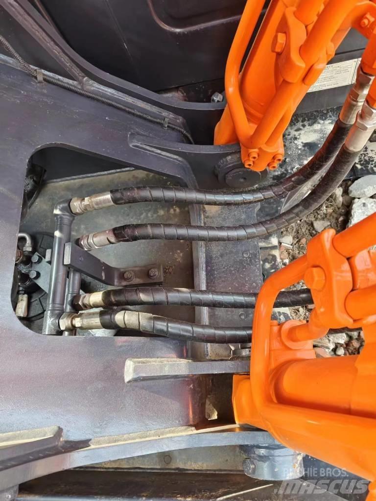 Hitachi ZX 200 حفارات زحافة