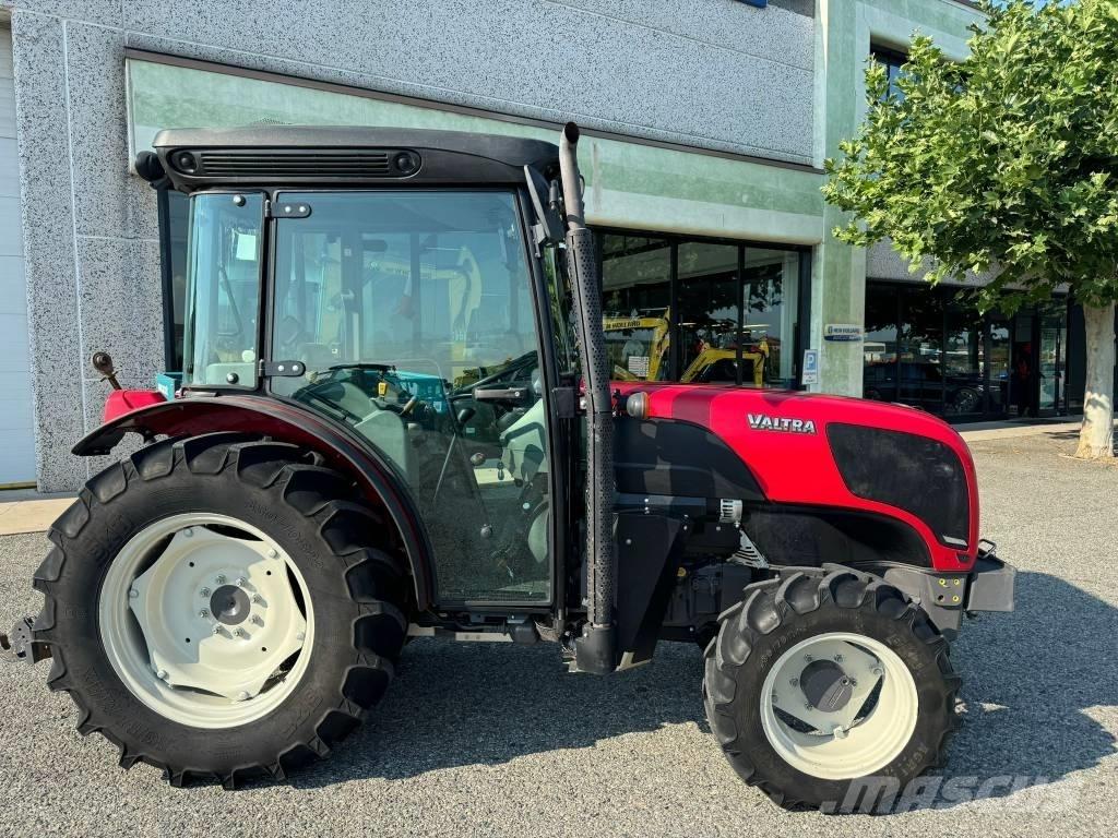 Valtra F95 الجرارات