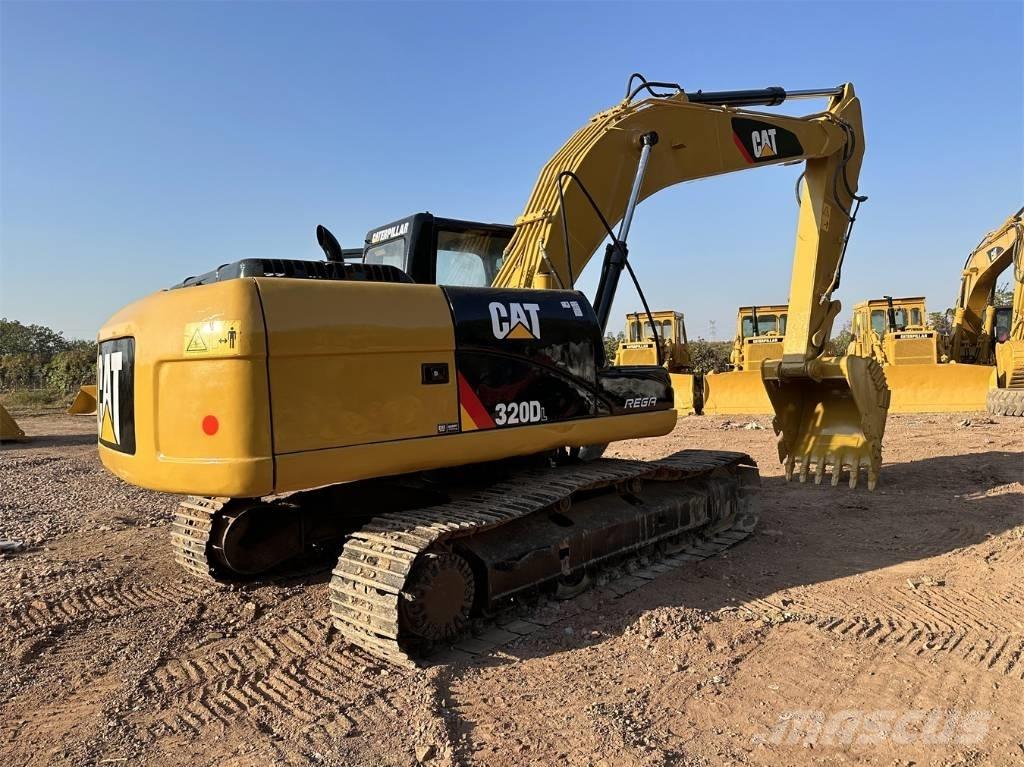 CAT 320D حفارات زحافة