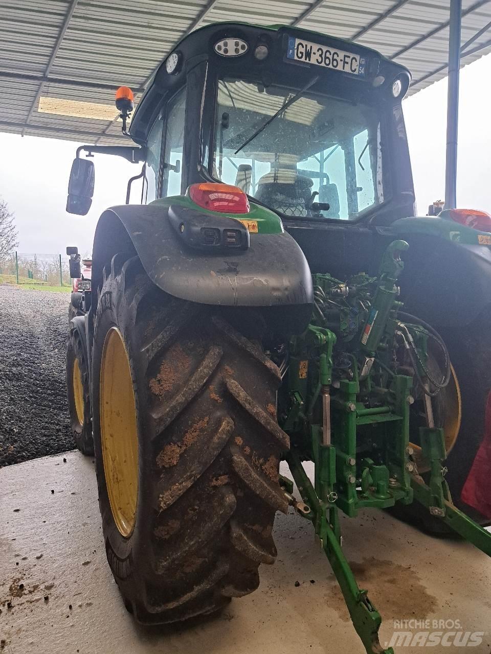 John Deere 6120 M الجرارات