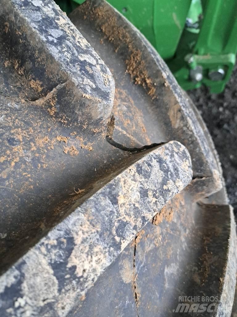 John Deere 6120 M الجرارات