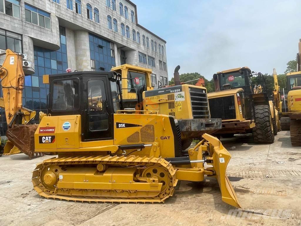 CAT D 5 K بلدوزرات مجنزرة
