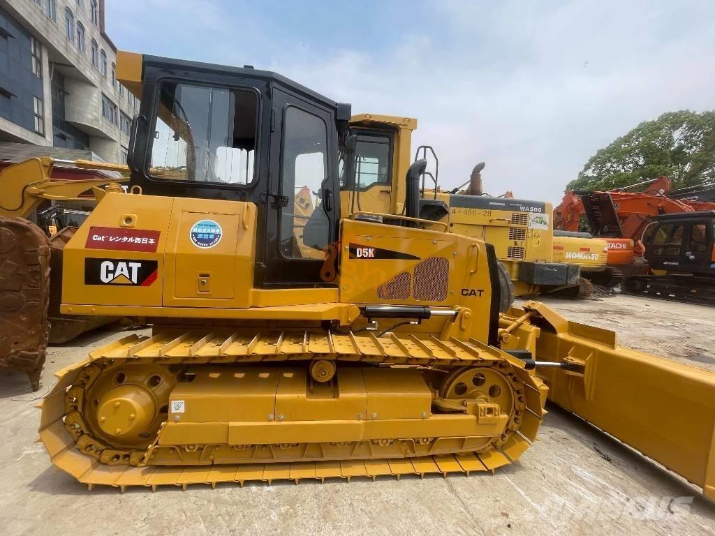 CAT D 5 K بلدوزرات مجنزرة