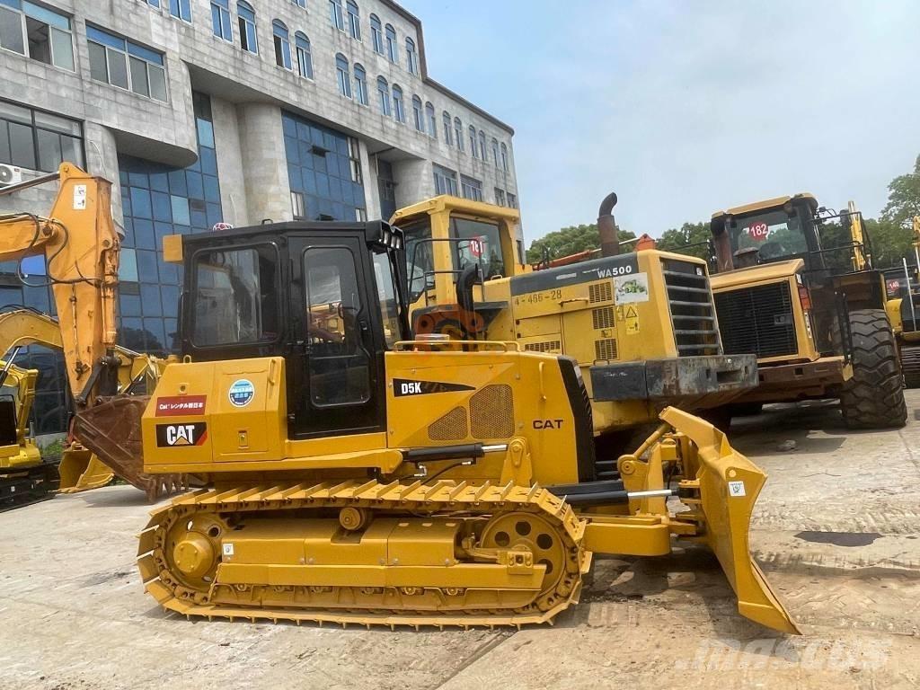 CAT D 5 K بلدوزرات مجنزرة