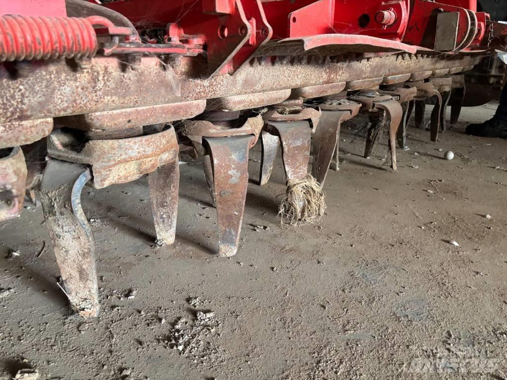 Kuhn HR 3003 D الكاسحات وقلابات التربة ذات المحركات