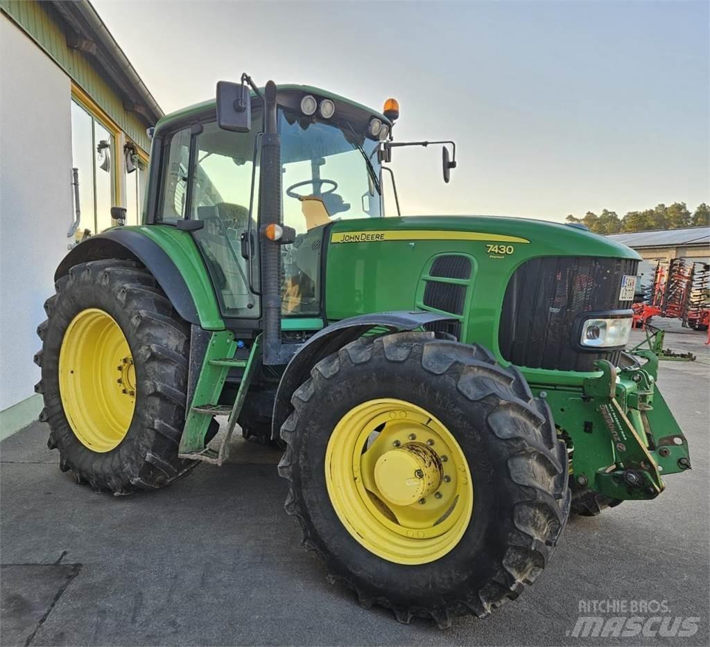 John Deere 7430 الجرارات