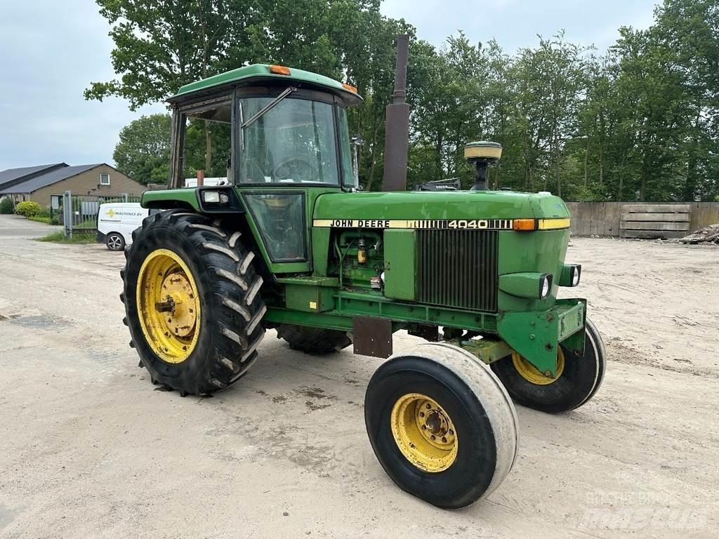 John Deere 4040 الجرارات