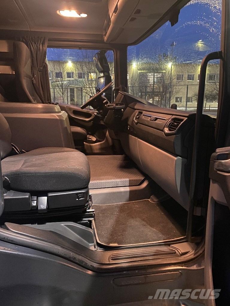 Scania LB شاحنات ذات هيكل صندوقي