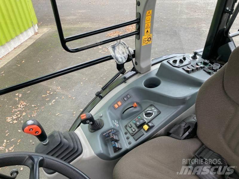 CLAAS NEXOS 240 M الجرارات