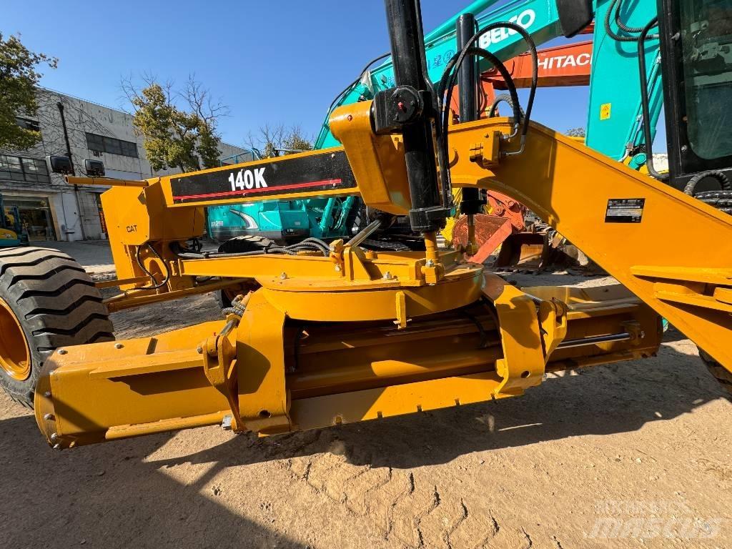 CAT 140 K معدات تمهيد الطرق