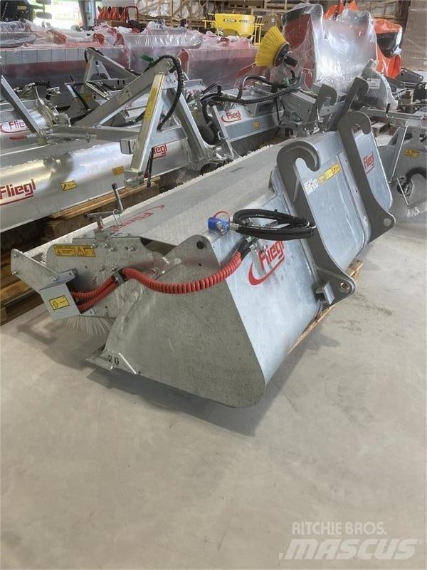 Fliegl Power Pro 260 كناسات