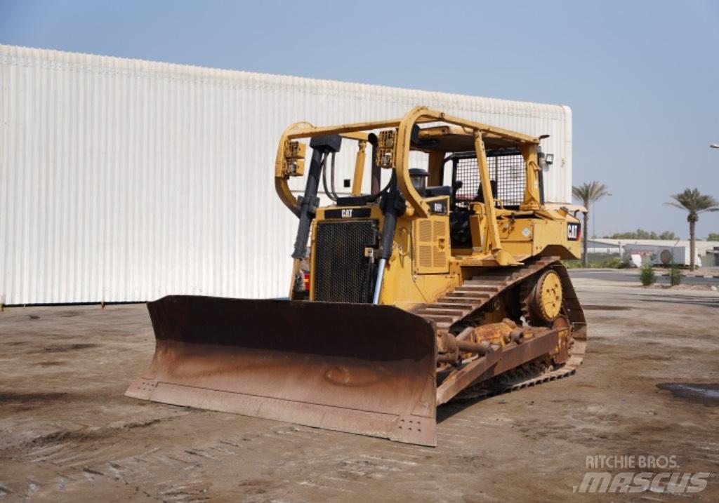 CAT D 6 R بلدوزرات مجنزرة