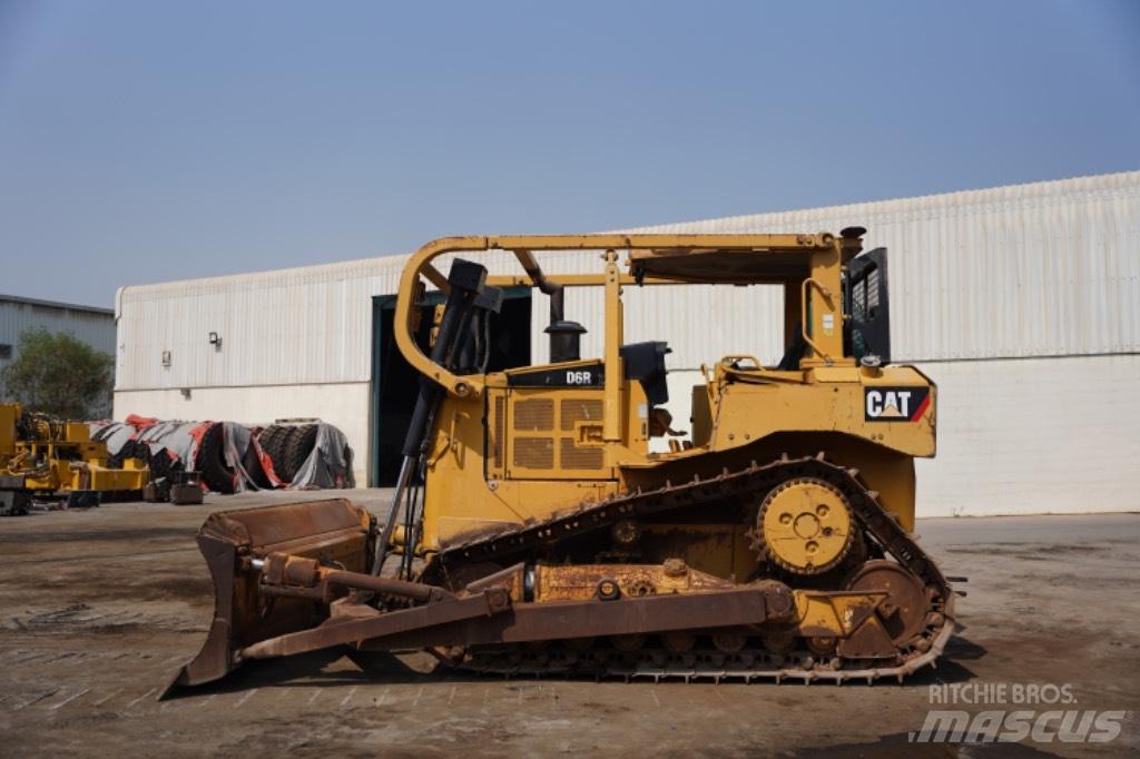 CAT D 6 R بلدوزرات مجنزرة