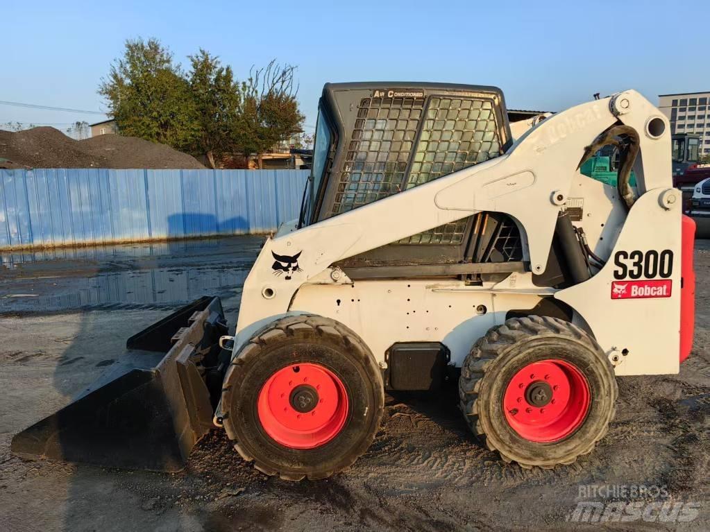 Bobcat S 300 لوادر انزلاقية التوجيه