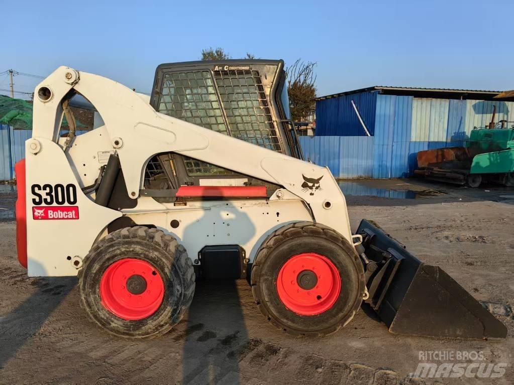 Bobcat S 300 لوادر انزلاقية التوجيه