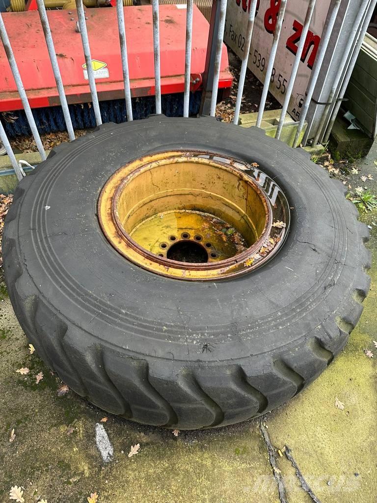 Komatsu WA200 لوادر بعجل