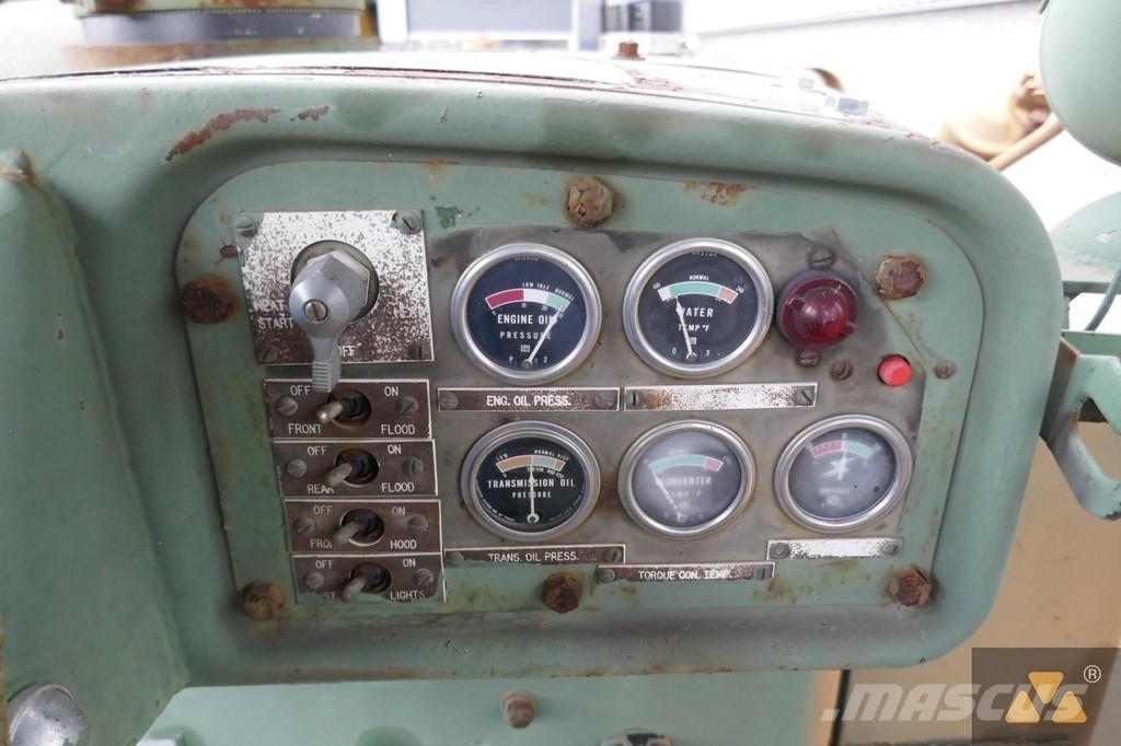 CAT D7F Ex-army بلدوزرات مجنزرة