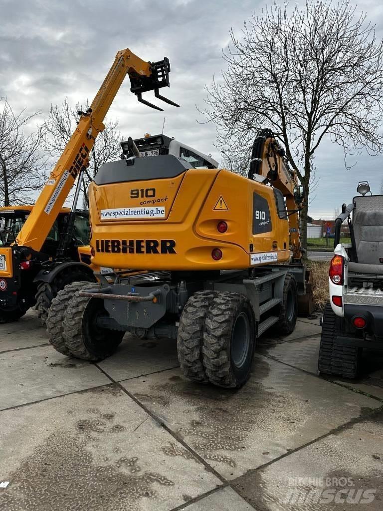 Liebherr 910 Compact حفارات بعجل