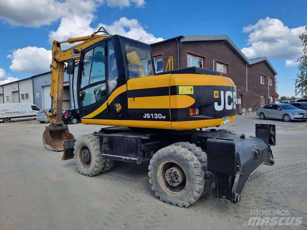 JCB JS 130 W حفارات بعجل