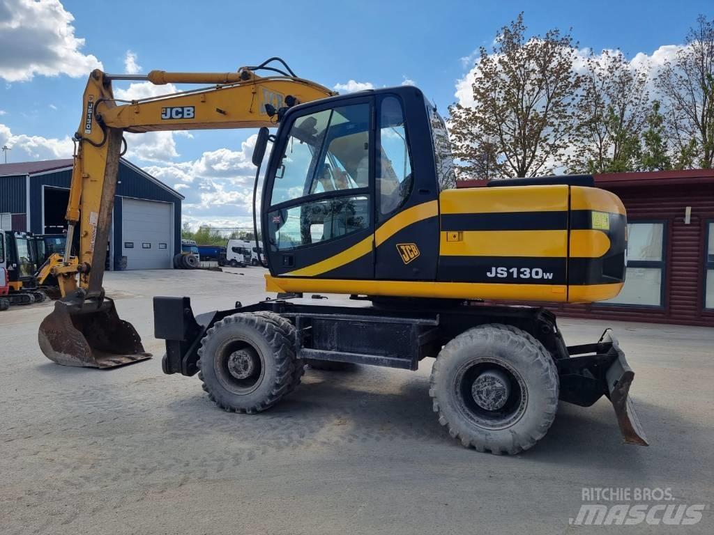 JCB JS 130 W حفارات بعجل