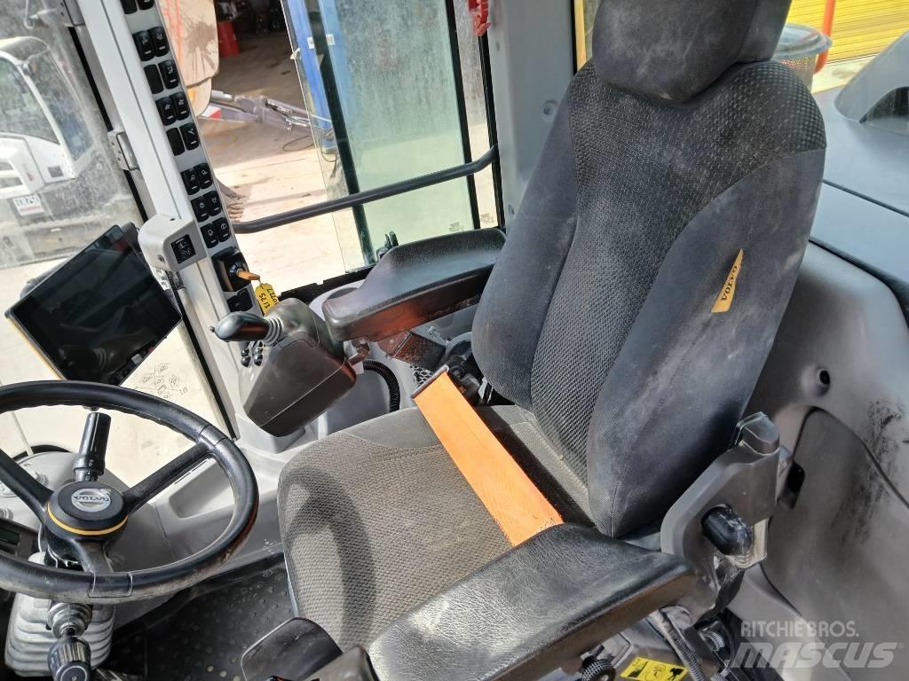 Volvo L 220 H لوادر بعجل