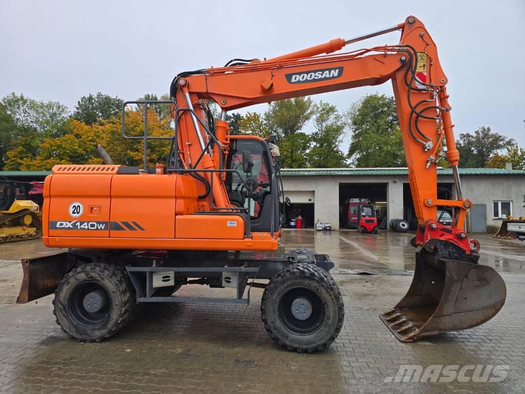 Doosan DX 140-W حفارات بعجل