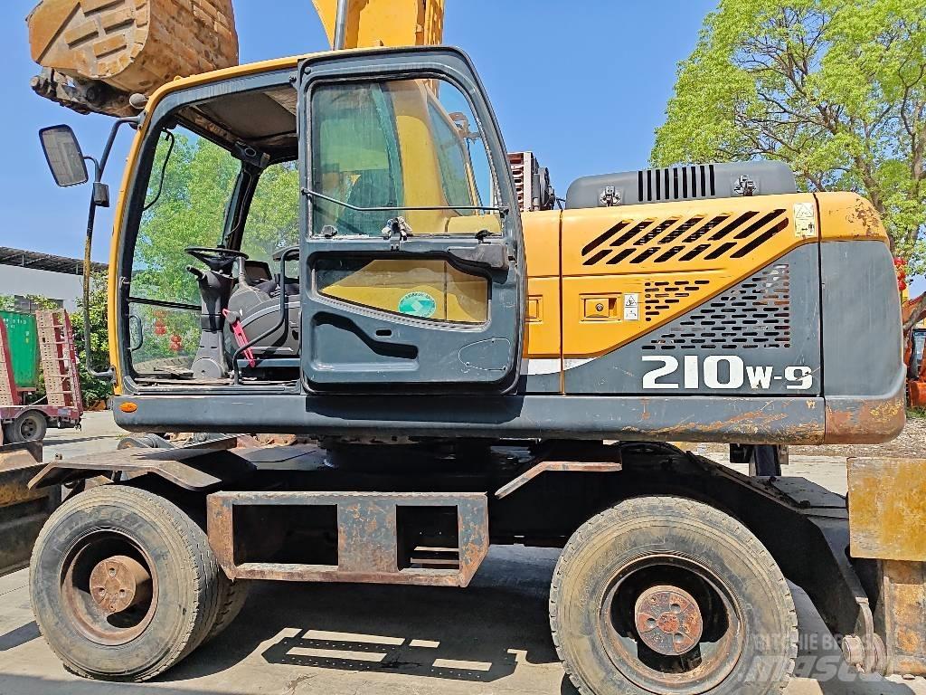 Hyundai R210W-9 حفارات بعجل