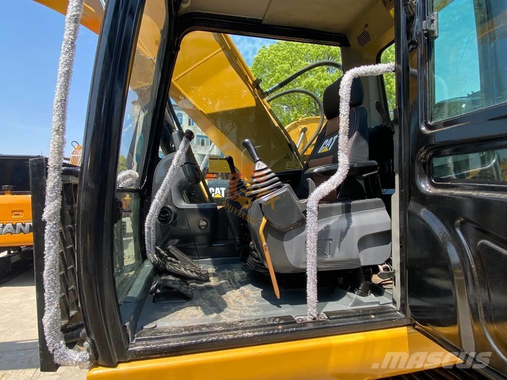 CAT 320 D حفارات زحافة