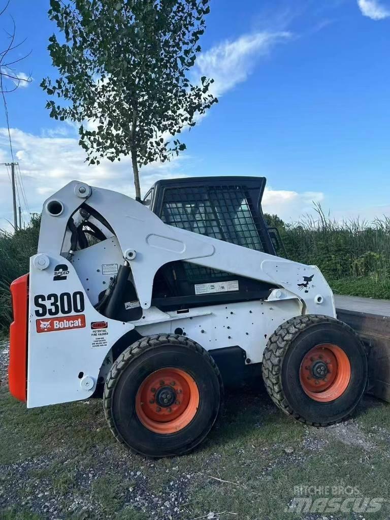 Bobcat S 300 لوادر انزلاقية التوجيه