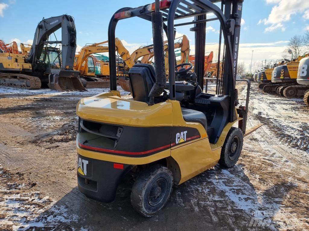 CAT DP 25 N شاحنات الديزل